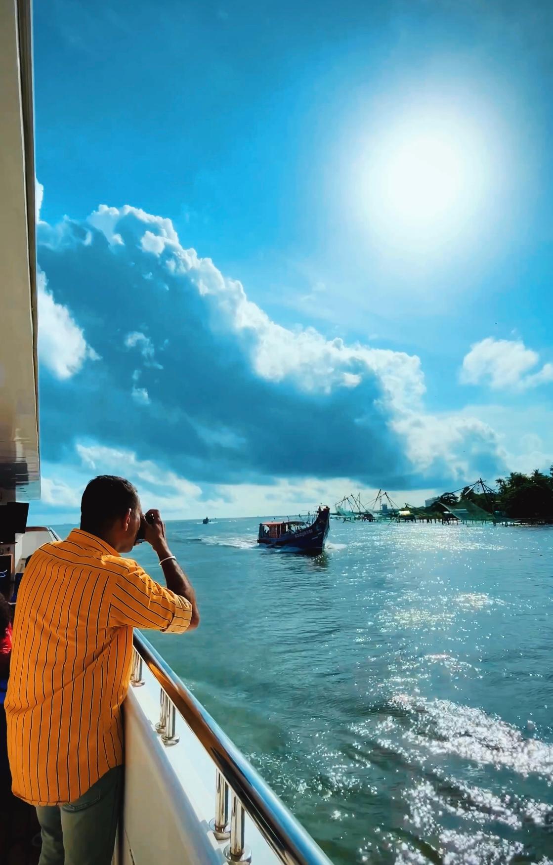 Captivating outer sea views from Minar Cruise’s balcony as it explores Kochi