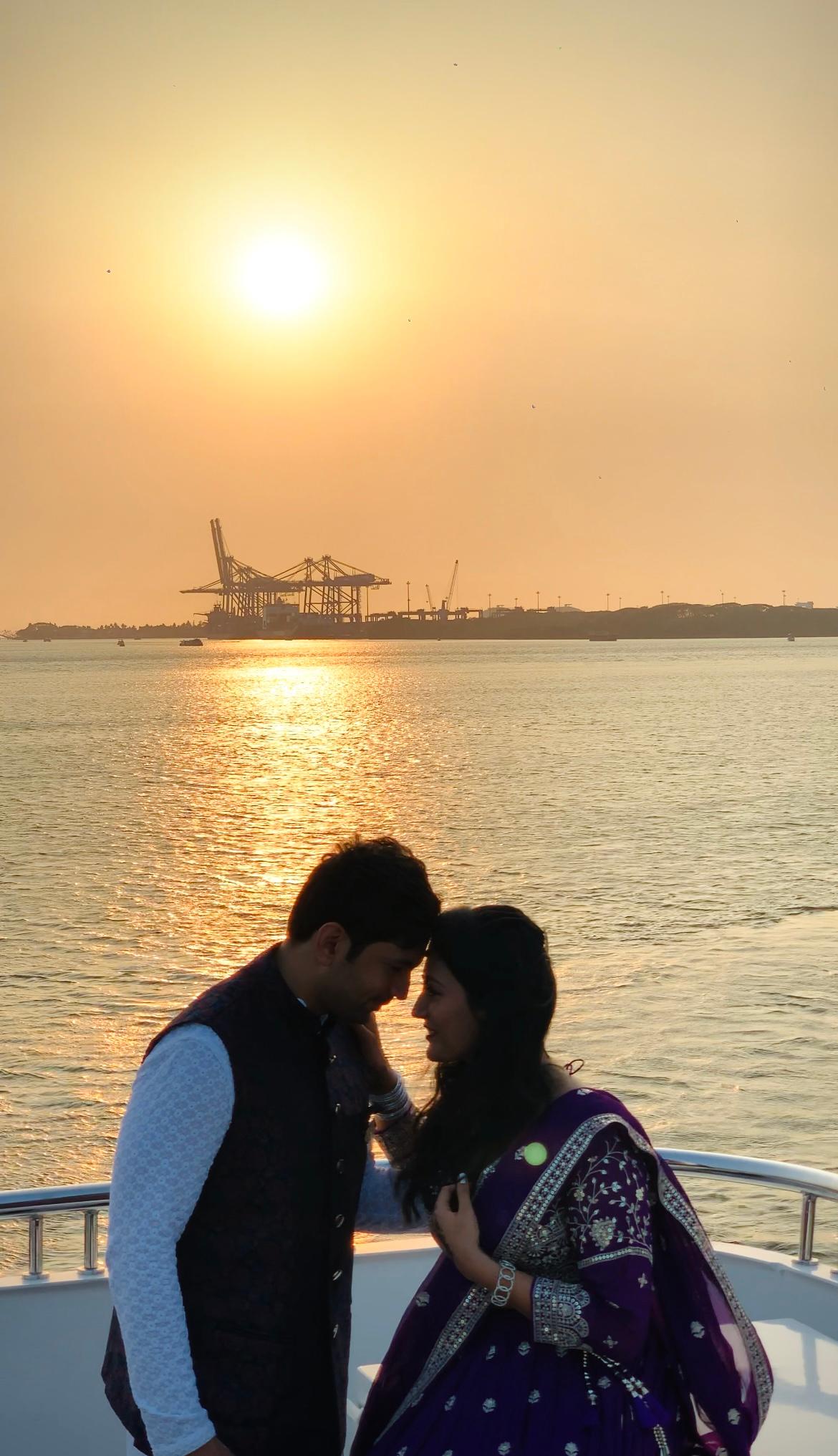 Newly married couple photoshoot at Minar Cruise at Marine Drive, Kochi